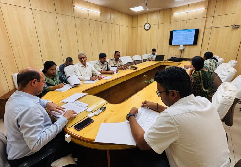 संभागीय आयुक्त मीणा ने नगर निगम, बीडीए, स्थानीय निकाय विभाग की ली समीक्षा बैठक