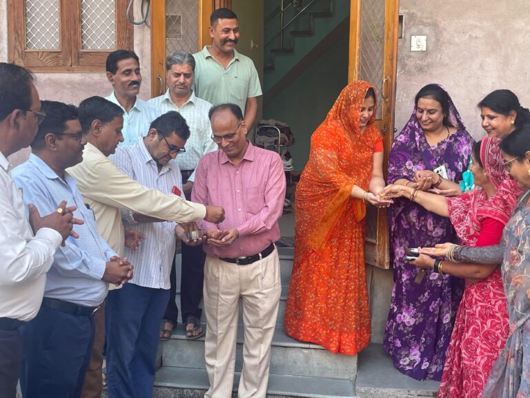 पुष्करणा भवन में होगा पुष्करणा लोकसेवक समागम, महिला कार्मिकों ने किया जनसंपर्क, घर-घर बांटे पीले चावल