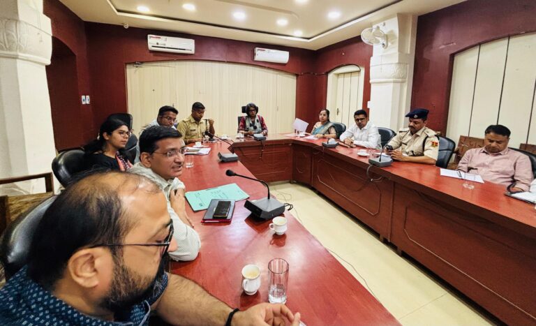 दिवाली की तैयारियों को लेकर जिला कलेक्टर ने ली समीक्षा बैठक ,ट्रैफिक पुलिस के 150 समेत कुल 225 जवान  संभालेंगे शहर की ट्रैफिक व्यवस्था