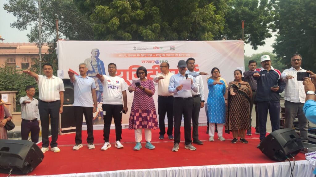 संभागीय आयुक्त ने दिलाई शपथ