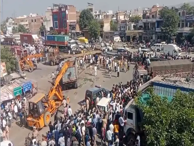 बेकाबू डंपर ने 10 लोगों की ली जान