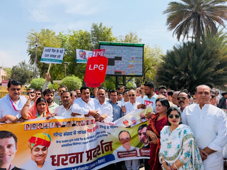 रसोई गैस पर सियासत गरमाई,  रसोई गैस महंगाई के विरोध में कांग्रेस का कलेक्ट्रेट पर पुतला दहन व उग्र विरोध प्रदर्शन
