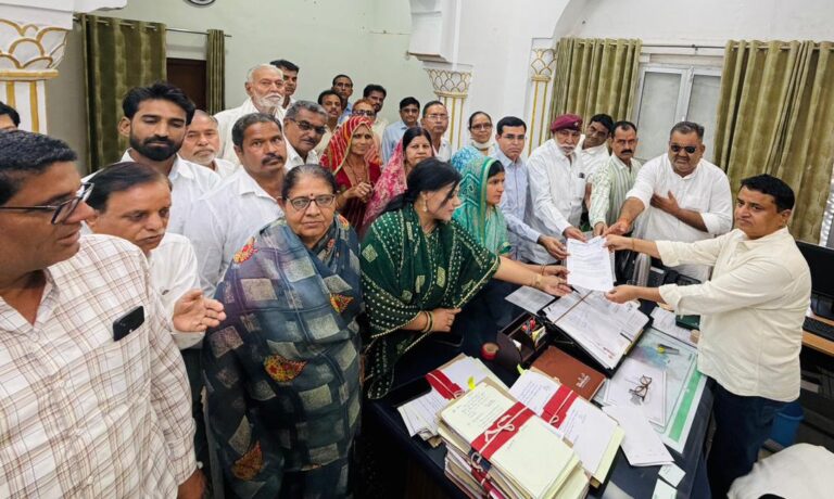 बीकानेर जिला कांग्रेस कमेटी देहात ने जिलाध्यक्ष बिशनाराम सियाग के नेतृत्व में जिला कलेक्टर को सौंपा ज्ञापन, प्राकृतिक आपदा से पीड़ित किसानों को तुरन्त मुआवजे की मांग