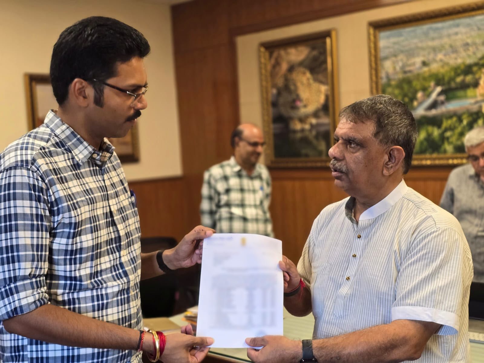 विधायक अंशुमान सिंह भाटी ने स्वास्थ्य मंत्री गजेन्द्र सिंह खींवसर को सौंपा पत्र