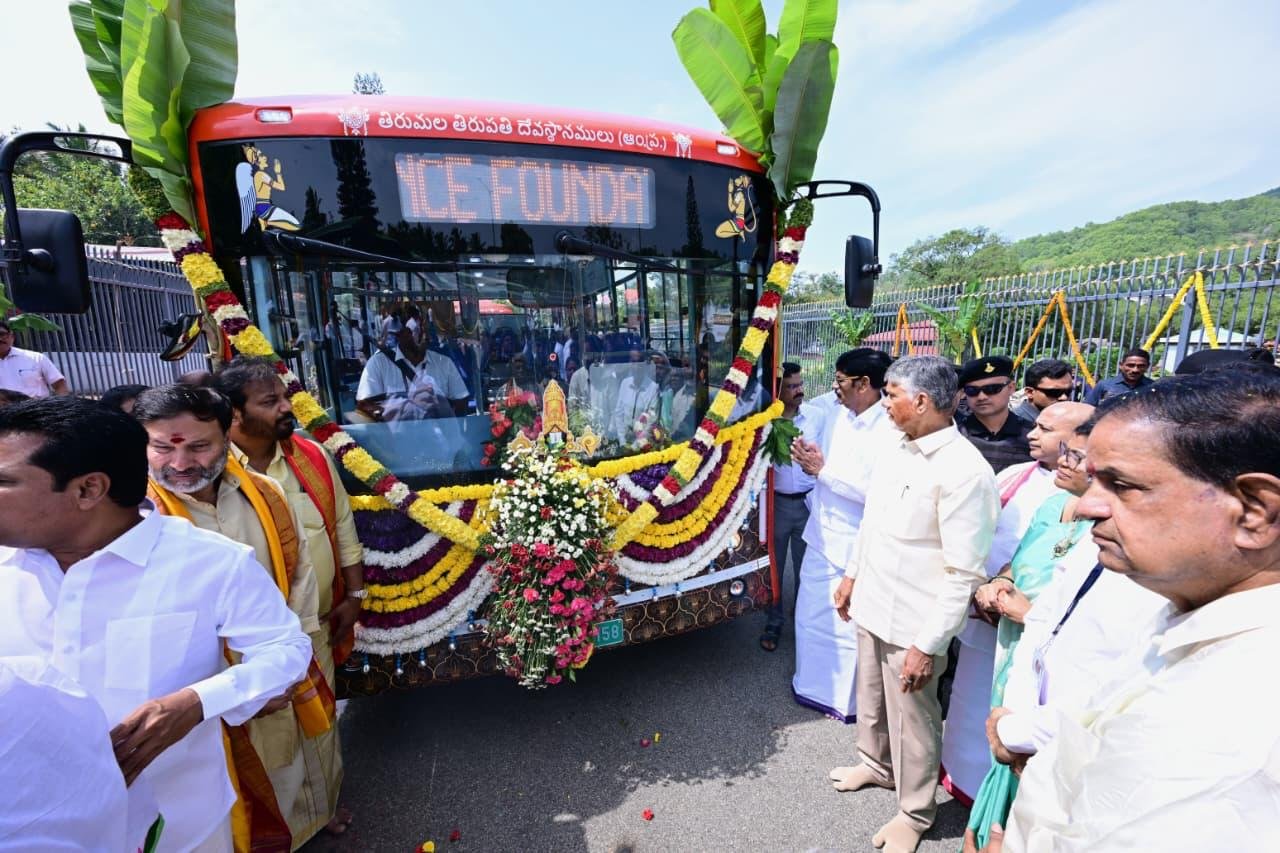 आंध्र प्रदेश के मुख्यमंत्री एन. चंद्रबाबू नायडू ने हरी झंडी दिखाई।