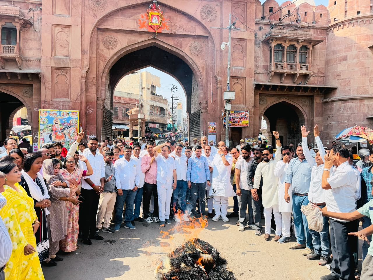 बीकानेर जिला कांग्रेस ने बीजेपी प्रदेशाध्यक्ष का पुतला फूंका