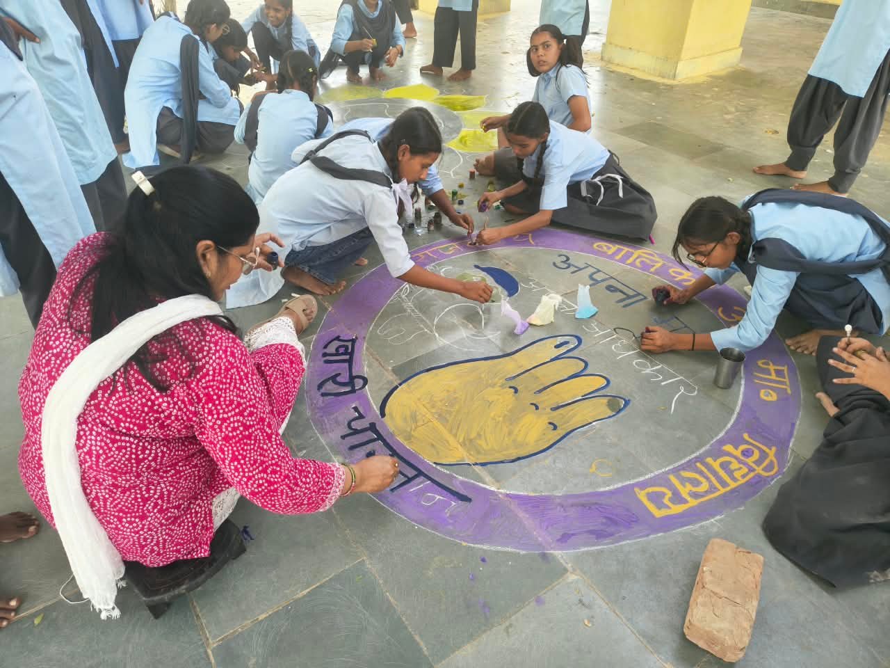 रंगोली में सजा लोकतंत्र का संदेश