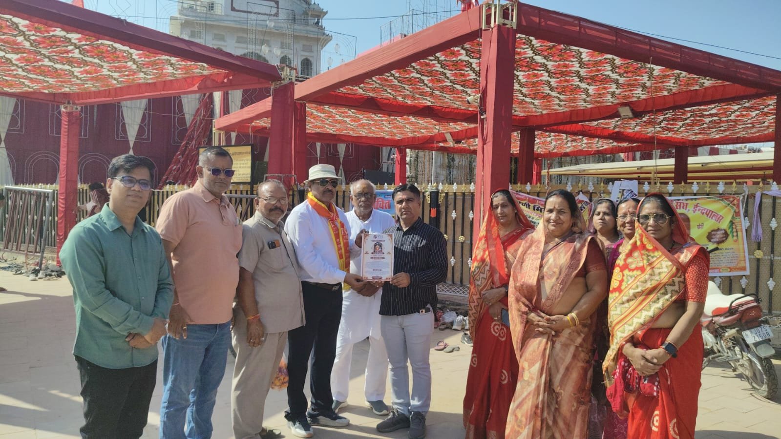 करणी माता मंदिर प्रन्यास अध्यक्ष बादल सिंह को भी आमंत्रण पत्र सौंपा