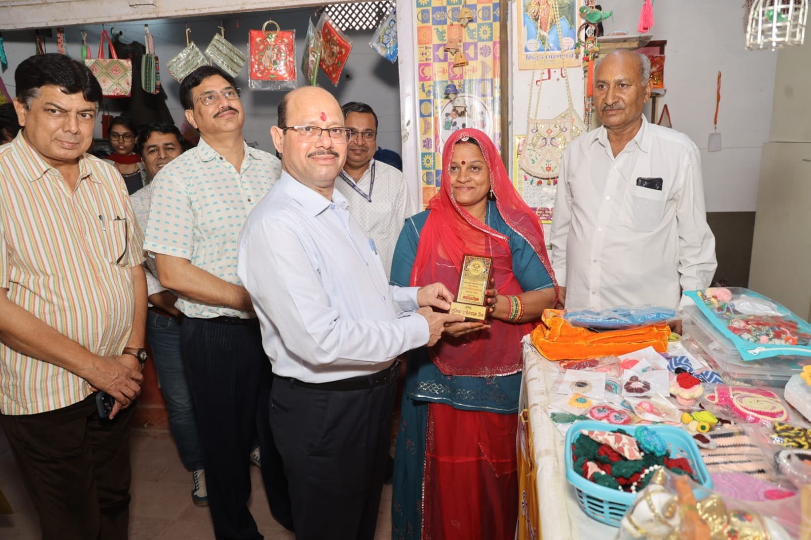 लकी ड्रॉ के विजेता चंद्रकला बिश्नोई को सम्मानित करते डीसी मीणा 